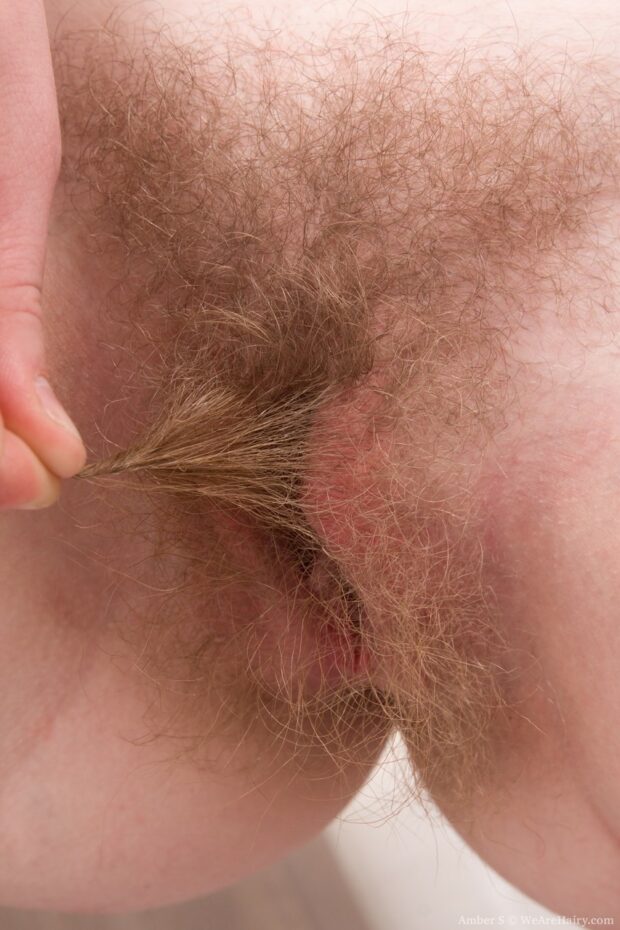 Mulher deliciosa pelada mostrando a xoxota com pelos
