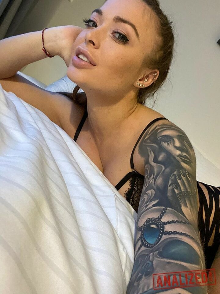 Novinha gostosa tatuada pelada na webcam
